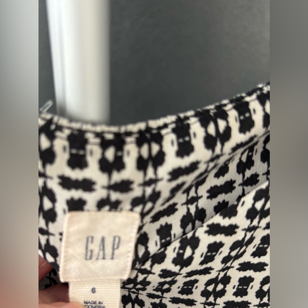 GAP Black, White, and Blue Patterned Flowy Sleeveless Top - Picture 5 of 6